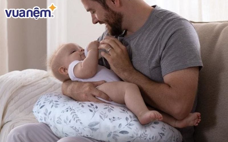 Cách sử dụng gối chữ c đúng giúp tạo cho trẻ tư thế bú an toàn
