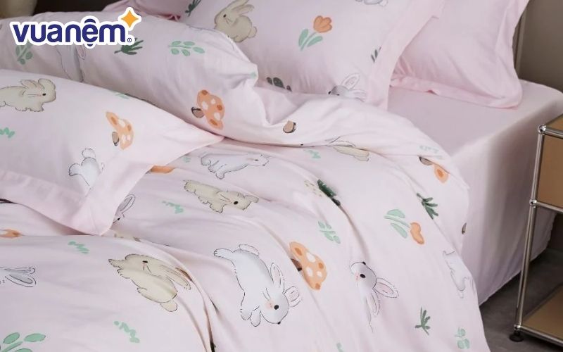 Mẫu ga giường 1m2 cho trẻ em nên chọn chất liệu và họa tiết phù hợp