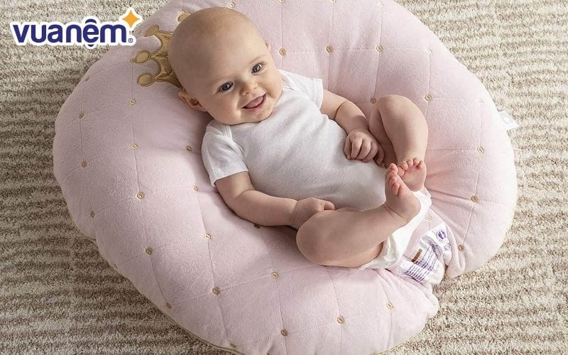 Đến khi trẻ lớn hơn, cân nặng và kích thước tăng lên sẽ nhanh nằm vừa gối.