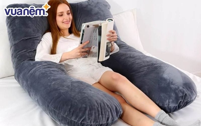 Gối chữ U dùng để tựa lưng khi mẹ bầu cảm thấy đau mỏi cơ thể
