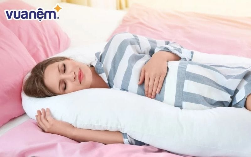 Gối chữ U cho bà bầu giúp máu lưu thông tốt hơn, tránh hiện tượng phù nề, chuột rút