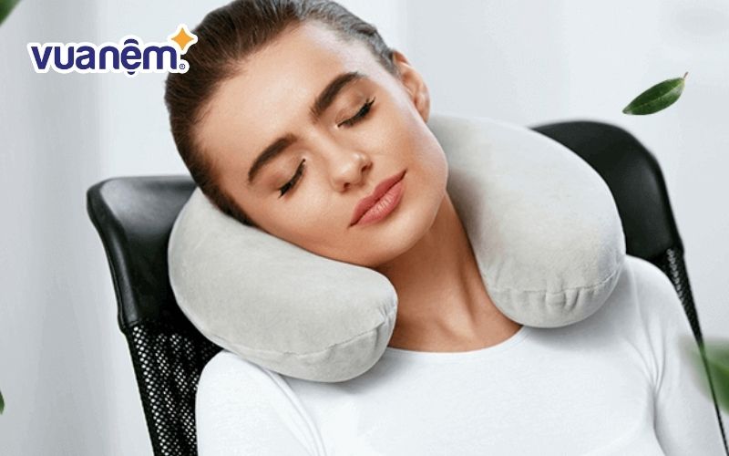 Đeo gối ngủ chữ U vào một bên tai