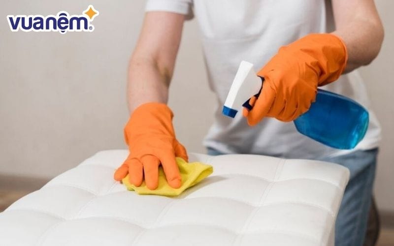 Tẩy vết ố vàng trên mền chăn ga gối nệm bằng nước và cồn 