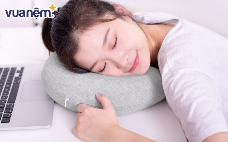 Úp mặt vào phần lõm gối ngủ chữ U