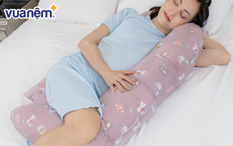 Gối ôm được coi là công cụ không thể thiếu của bà bầu khi nằm nghiêng