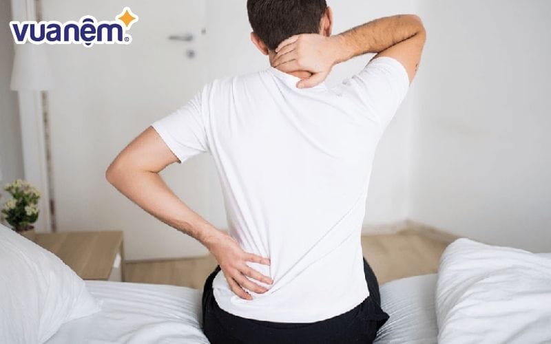 Khi nằm nghiêng, một chiếc gối không phù hợp sẽ khiến cho cột sống không được thẳng hàng