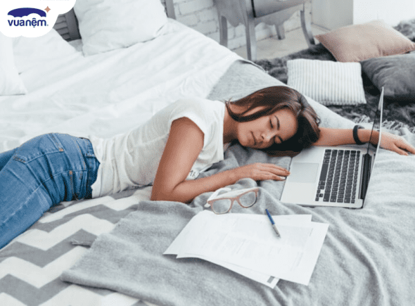 Ngủ chợp mắt là gì? Lợi ích và nhược điểm khi ngủ chợp mắt?