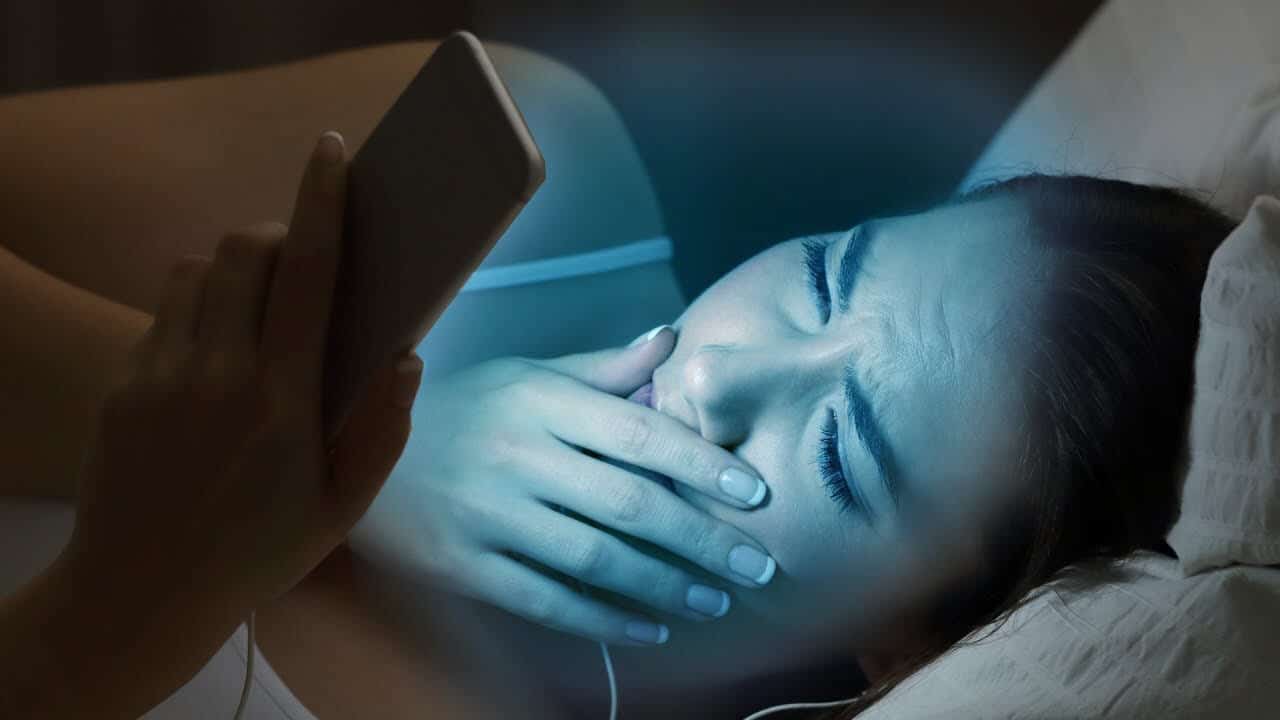Tiếp xúc với ánh sáng xanh dễ gây mất ngủ
