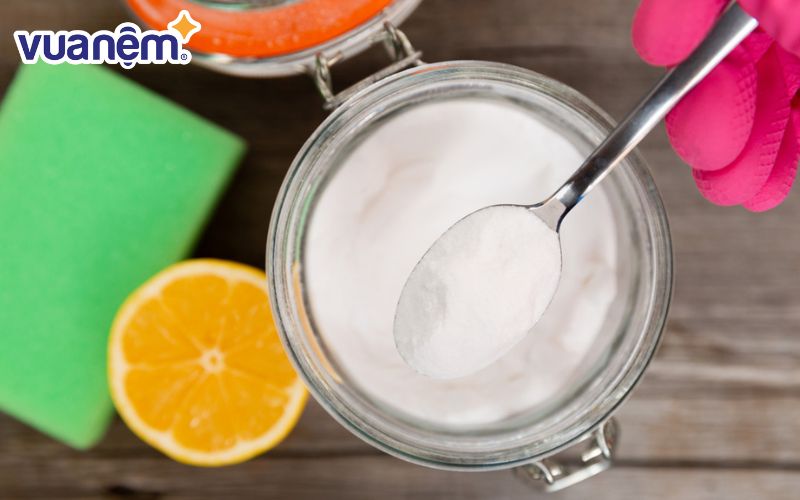 Baking soda có tính diệt khuẩn và hút ẩm hiệu quả thích hợp để dùng giặt nệm lò xo