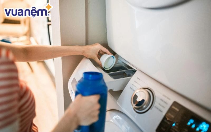 Cần lựa chọn chất tẩy rửa phù hợp khi giặt chăn ga gối
