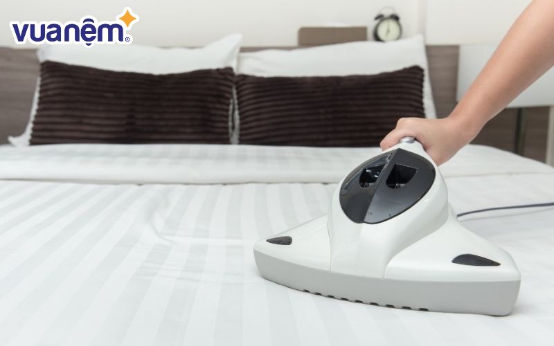 Hút bụi định kỳ để loại bỏ bọ rệp trong chăn ga gối