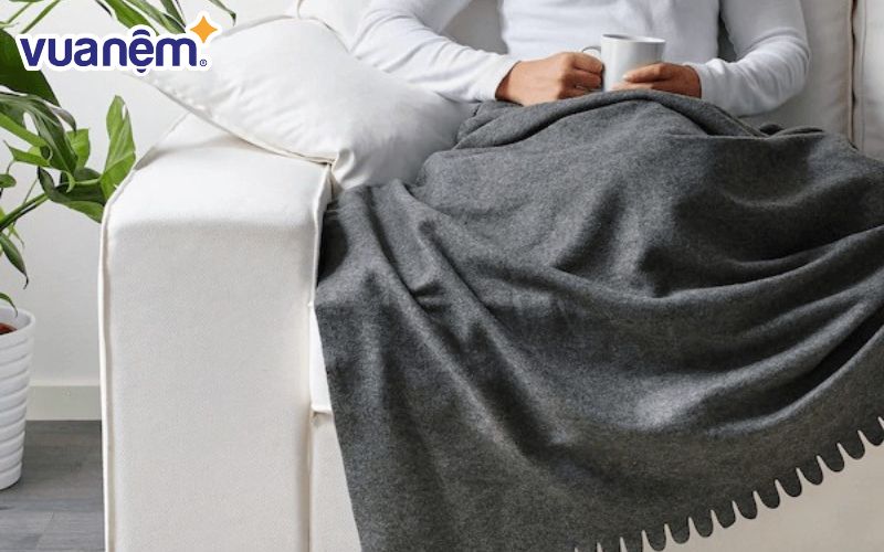 Tiêu chí quan trọng đầu tiên của những chiếc mền ngủ văn phòng đó là mỏng - gọn - nhẹ