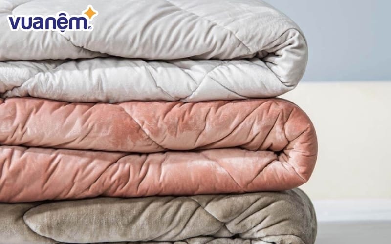 Nên ưu tiên chất liệu nhung mềm mại và an toàn, ấm áp