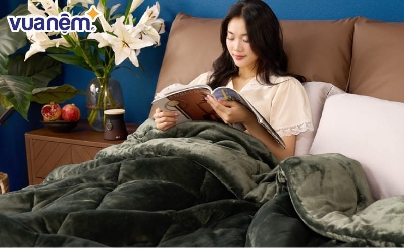 Không chỉ là vật dụng giữ ấm, chăn nhung mà còn là điểm nhấn cho phong cách phòng ngủ.