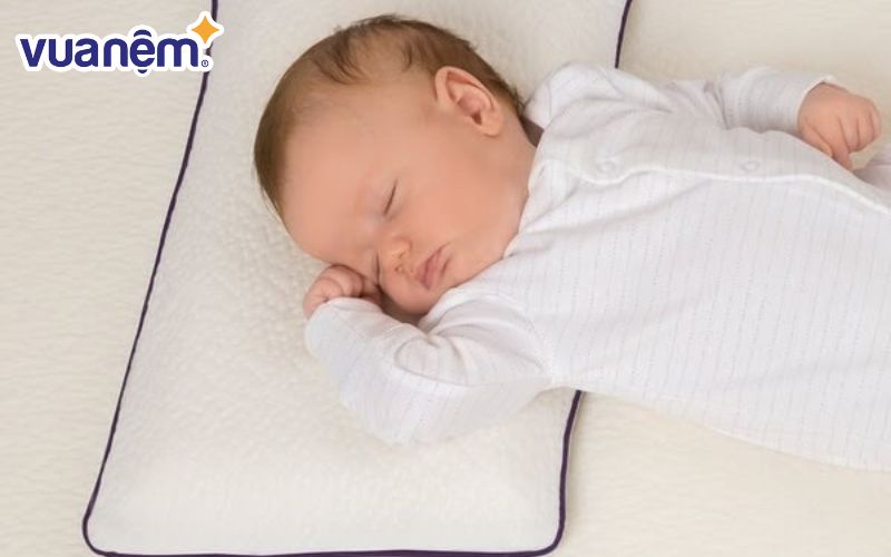 Cách chọn gối cho trẻ sơ sinh - Trong vài tuần đầu đời, trẻ không nên nằm gối