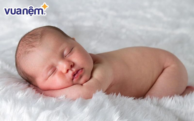 Đổi tư thế giúp bé để bảo vệ vùng đầu