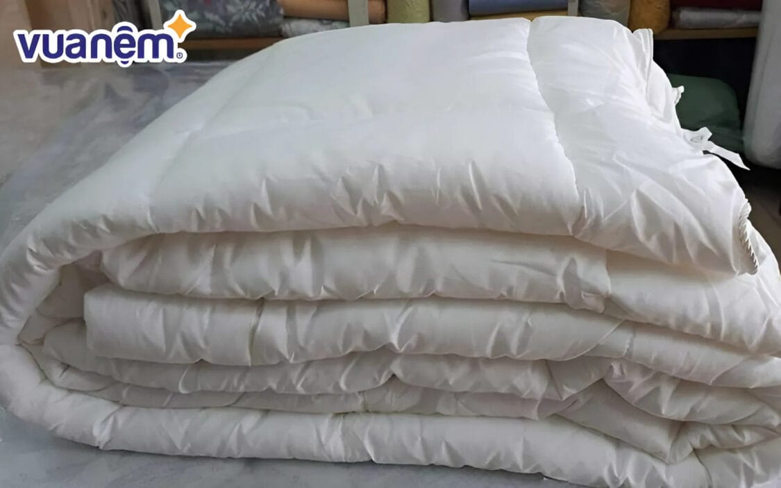Ruột chăn làm từ sợi bông Dacron Quallofil có giá cao hơn các loại bông khác