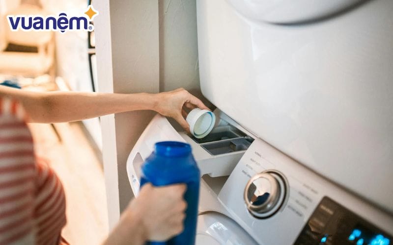 Dùng chất giặt tẩy phù hợp khi giặt chăn ga gối bằng máy