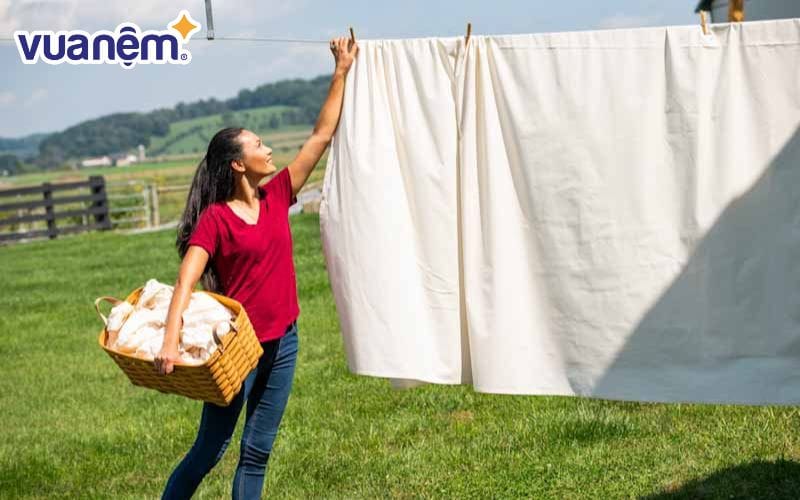 Phơi chăn ga gối ở nơi thông thoáng