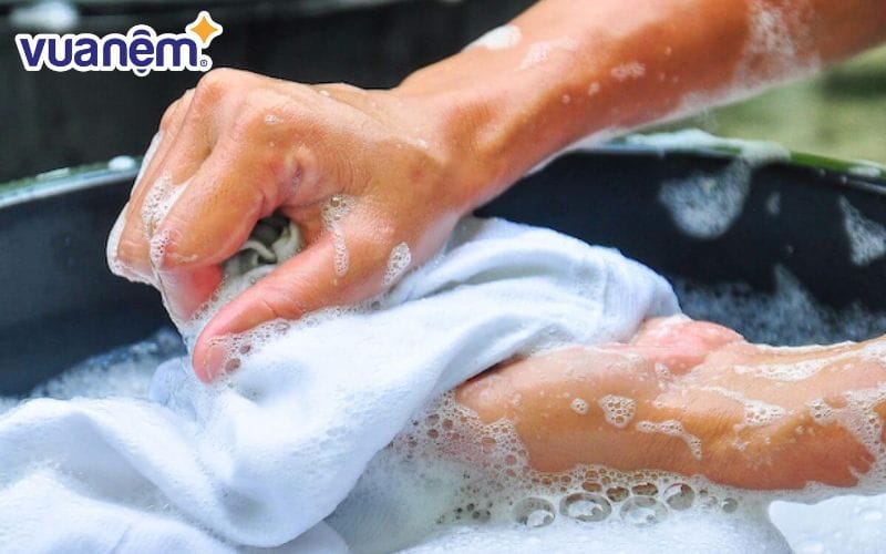 Giặt drap cần chú ý tẩy riêng từng vết bẩn, giúp drap trải giường của bạn sạch hơn.