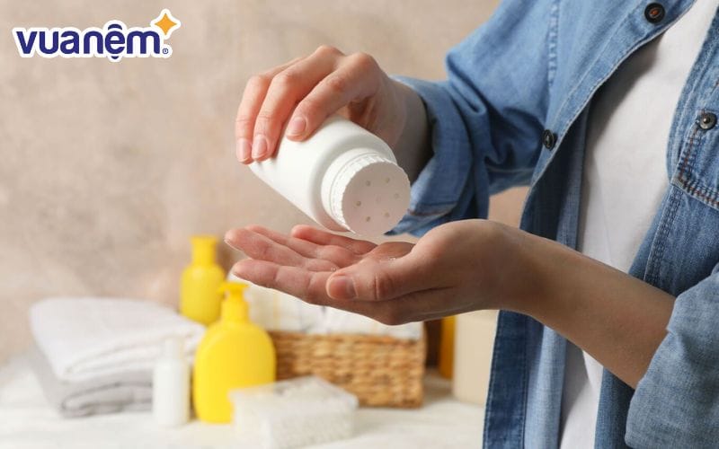 Khử mùi nước tiểu trên nệm bằng phấn rôm