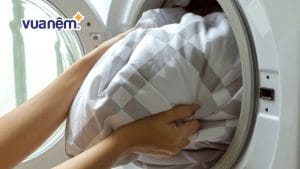 Mùa đông có nên giặt chăn ga gối nệm không?