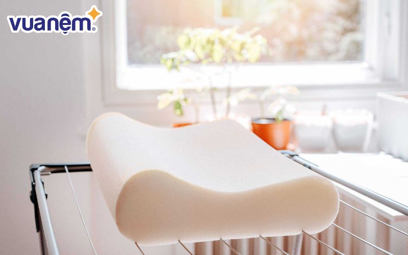 Phơi gối ở nơi thoáng mát hoặc dùng quạt thổi trực tiếp để hong khô gối nhanh hơn là cách vệ sinh gối cao su thiên nhiên thông minh