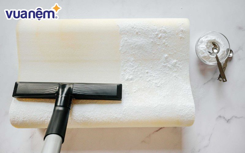 Bạn cũng có thể dùng bột baking soda để vệ sinh gối cao su thiên nhiên