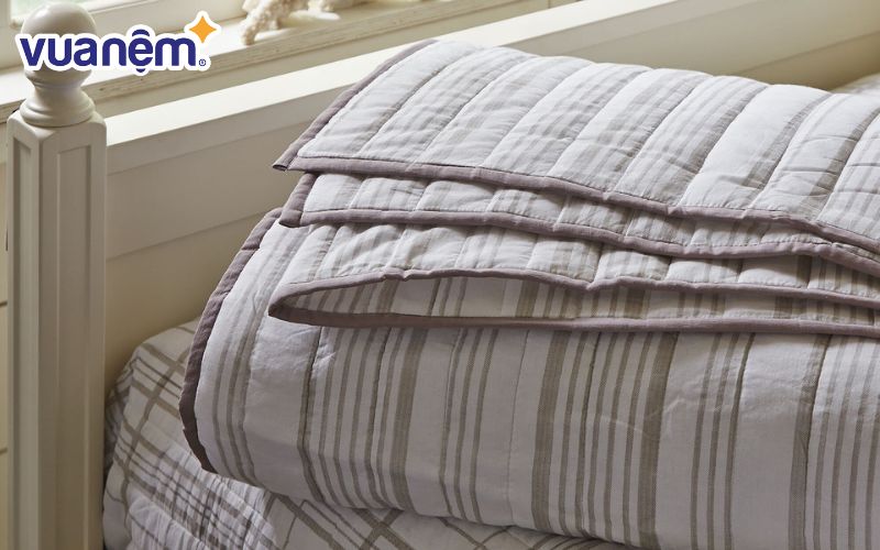 Mền chần bông bốn mùa là loại chăn mền cũng được chần thêm một lớp bông bên trong