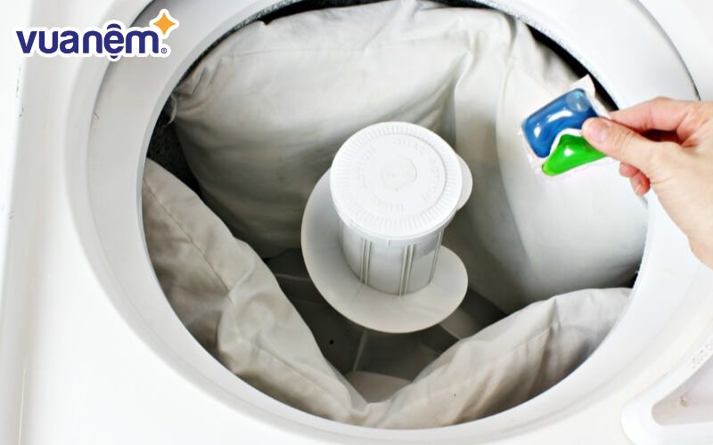 Nước giặt chuyên dụng là loại trung tính, dịu nhẹ để giúp hòa tan tốt