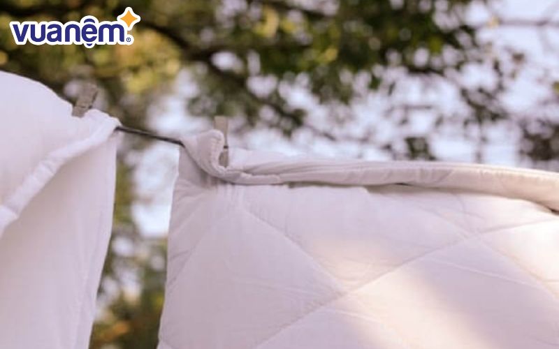 Sau khi mền chần bông được giặt sạch, người dùng nên đem phơi mền ra ngoài ánh nắng dịu nhẹ