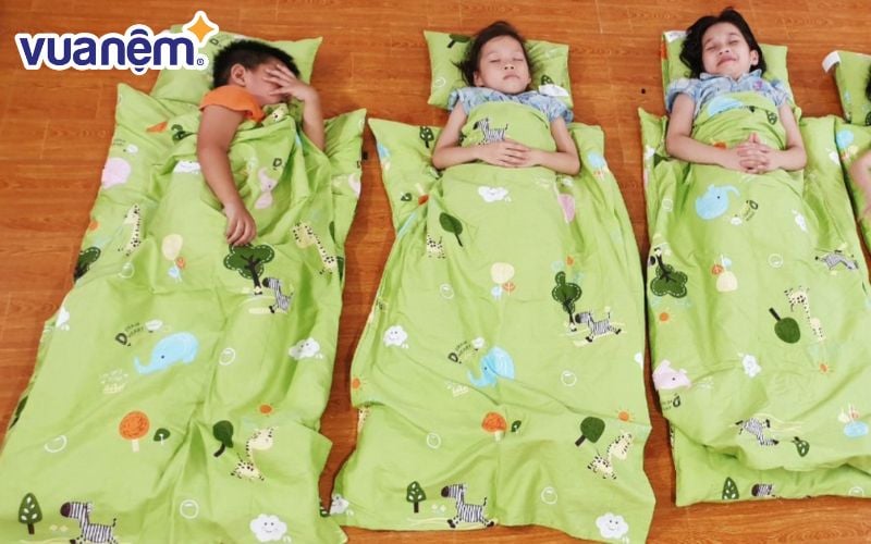 Chăn gối cho bé đi học cần có độ bền cao và dễ dàng vệ sinh