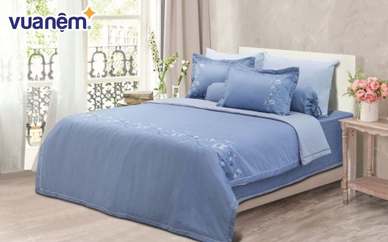 Vào mùa hè nóng nực, nên chọn ga giường có các gam màu lạnh mát mẻ