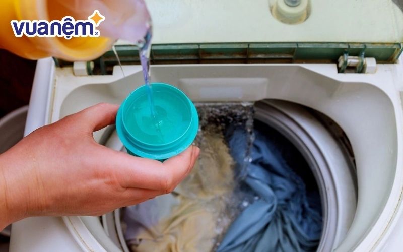 Sử dụng nước giặt để không để lại cặn bột trên chăn ga gối