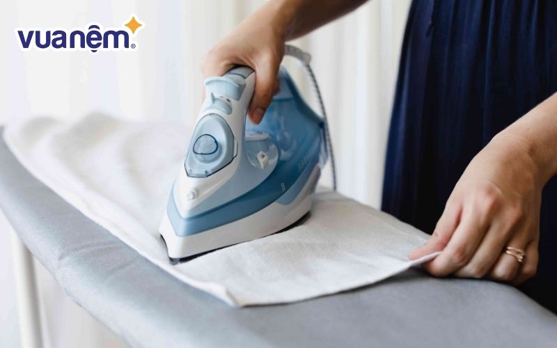 Để tránh ảnh hưởng đến họa tiết trên bề mặt chăn ga gối, bạn nên ủi ở mặt trái sản phẩm