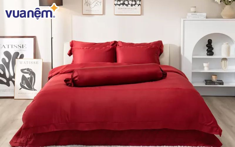 Chăn ga lụa màu đỏ đô hợp với người tuổi Bính Thân 1956