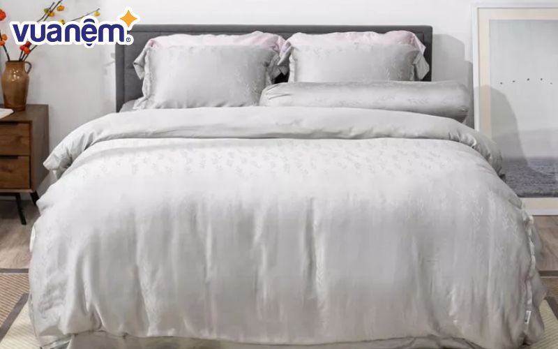 Bộ chăn ga lụa màu ghi mang lại sự may mắn cho người tuổi Thân 1992