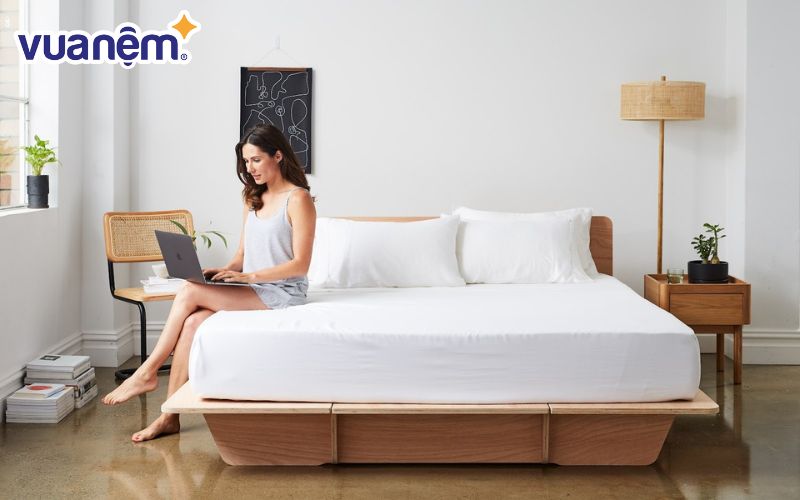 Drap giường màu trắng ôm khít lấy nệm