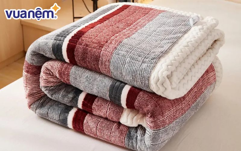Chăn lông cừu nhân tạo sử dụng chất liệu sợi tổng hợp có tính chất tương tự lông cừu tự nhiên