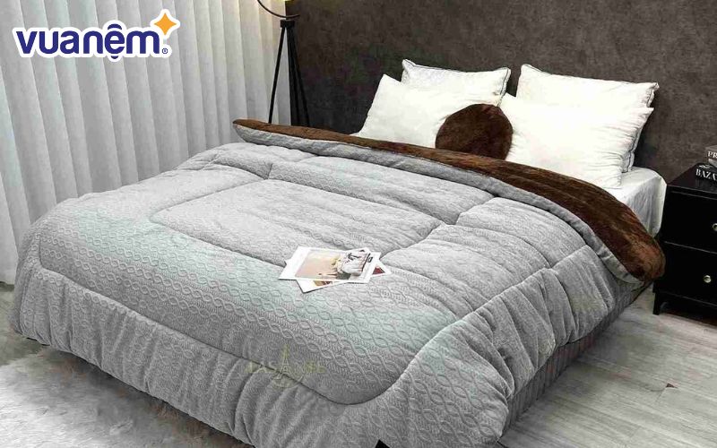Chăn lông cừu có giá thành hợp lý với mọi gia đình