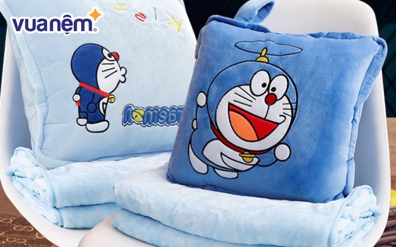 Mền Doremon 2 trong 1 gấp gọn thành gối, tiện lợi khi mang theo