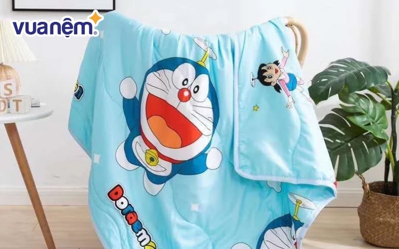 Mẹ có thể dùng chăn cho bé ở nhà, khi đi chơi hoặc mang theo khi bé đến trường