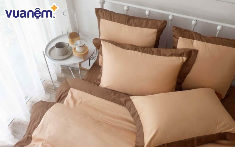 Vỏ gối AMD Develop được làm từ chất liệu satin lụa láng bóng, êm ái