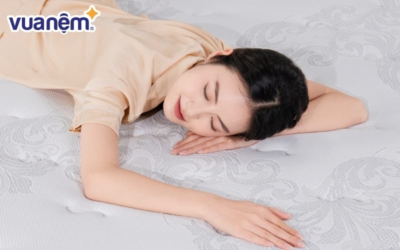 Việc nằm sấp như vậy sẽ phần nào ảnh hưởng nặng đến cột sống của bạn