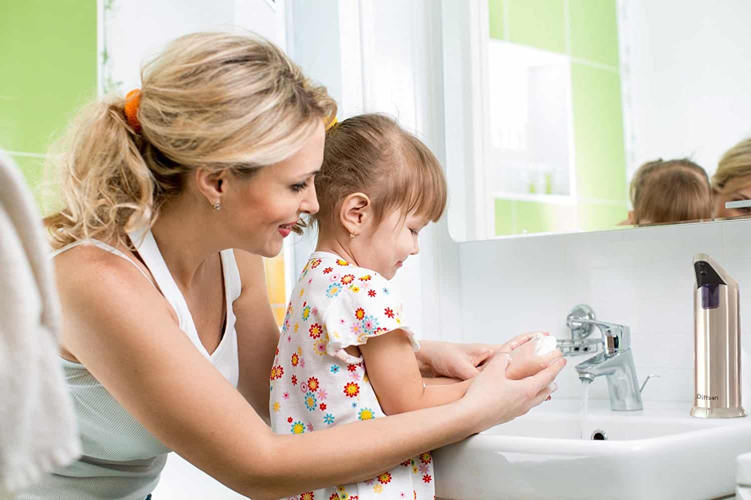 Dạy trẻ rửa tay thật kỹ để phòng bệnh hô hấp