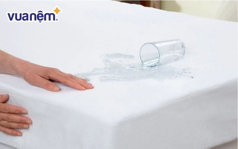 Người ta thường cán màng TPU bên dưới các lớp vải để chúng có khả năng chống thấm và bền hơn