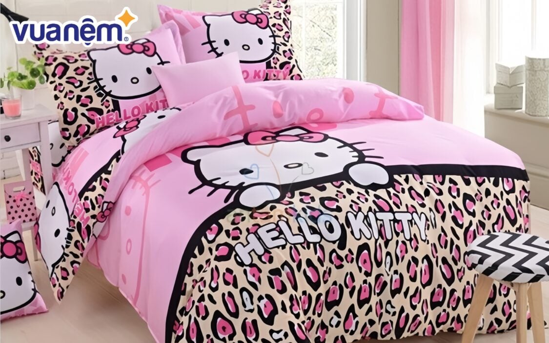 Mẫu ga giường Hello Kitty họa tiết da báo hồng độc đáo
