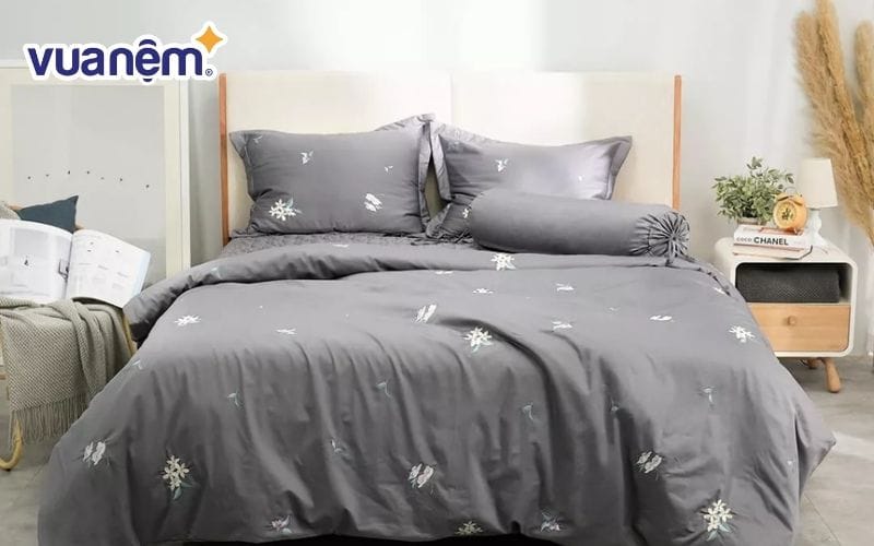 Ga giường màu xám kèm họa tiết độc lạ giúp giảm bớt sự đơn điệu