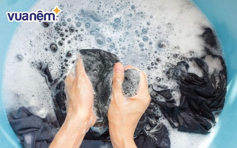 Ga giường thường khá nhẹ nên bạn có thể ưu tiên giặt tay để nâng cao độ bền