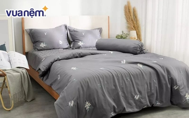 Bộ ga Amando thêu hoa cotton satin màu xám